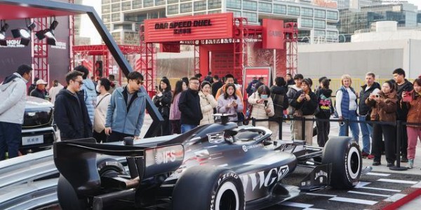 B体育app下载-从《飞驰人生》到飞驰人生：2026格子旗嘉年华启幕 经典F1战车亮相西岸