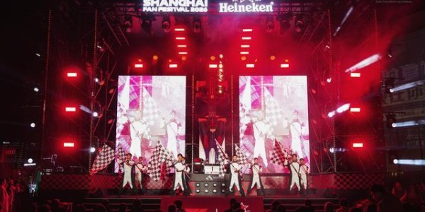 B体育app下载-从《飞驰人生》到飞驰人生：2026格子旗嘉年华启幕 经典F1战车亮相西岸